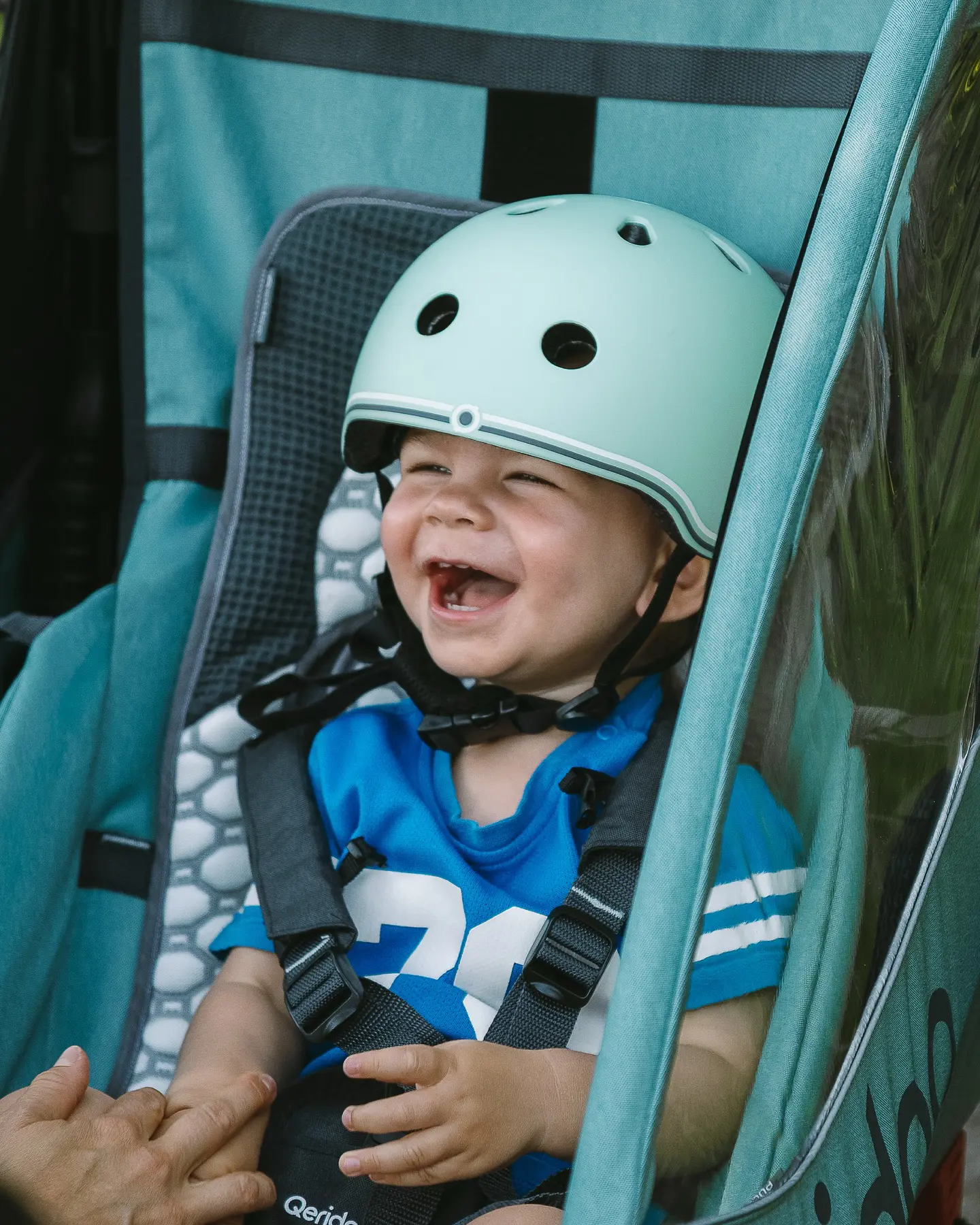 Richtung Sommer. ☀️
Einsteigen, anschnallen, losfahren, mit dem QUPA Plus beginnt das Abenteuer im Hier und Jetzt. 🍃

Warum er sich lohnt:
•Flexibel einsetzbar: Trailer, Buggy, Walker(optional erhältlich: Joggerrad)
•Komfort-Federung & luftgefülltes Buggyrad
•3-in-1-Verdeck (Insektenschutz, Sonnenschutz und Spritzwasserschutz)
•5 -Punkt-SicherheitsgurtKompakt faltbar & viel Stauraum
•5 Jahre Garantie auf den Rahmen

Jetzt auch im Bundle erhältlich. 😍🤍

#Qeridoo #QUPAPlus #RichtungSommer #GemeinsamUnterwegs #Kinderfahrradanhänger #SommerAbenteuer