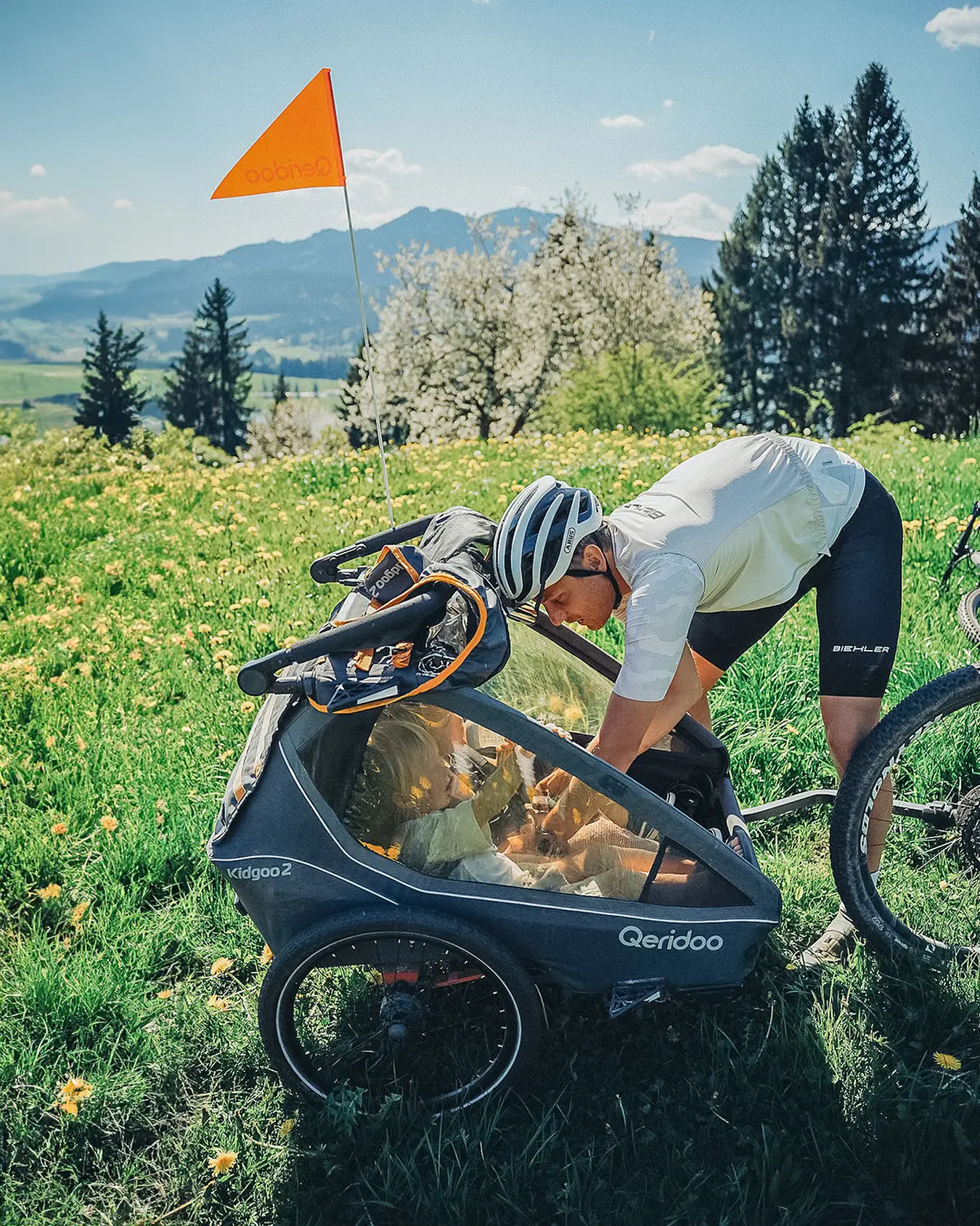 Bereit für kleine Abenteuer im Spätsommer? ☀️

Der Kidgoo FIDLOCK Edition ist Dein flexibler Begleiter und aktuell sogar reduziert! 🧡

🔒 Magnetische 5-Punkt-Sicherheitsgurte mit Easy-ARS-Höhenverstellung
💨 Komfortable Schwalbe-Reifen für ruhiges Fahrgefühl
💧 FIDLOCK TWIST base by Qeridoo für sekundenschnelles Befestigen der Trinkflasche
🌞 Seitlicher Klett-Sonnenschutz für angenehmes Klima unterwegs

👉 Jetzt im SALE 🧡😍🙌🏽! 
 #qeridoo #kidgoo #fidlockedition #familienzeit #draußensein #sale #fahrradanhänger #gemeinsamunterwegs