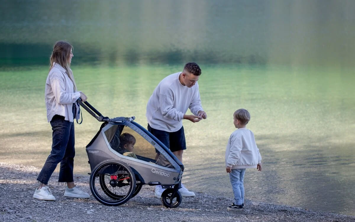 Bild Familie mit Qerdioo Kinderfahrradanhänger