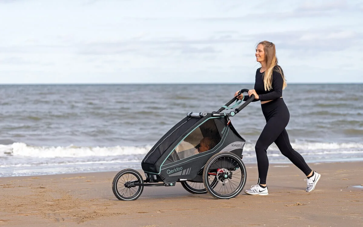 Bild Qeridoo Kinderfahrradanhänger am Strand