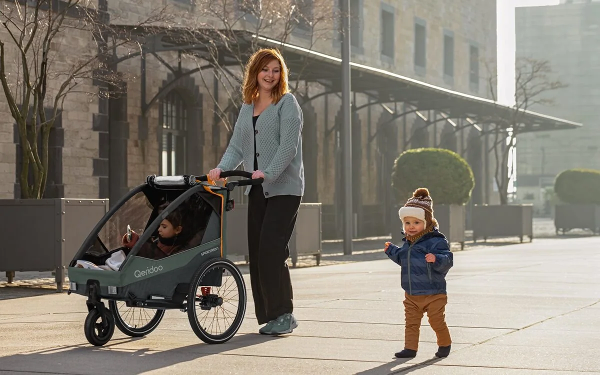 Bild Frau mit Qeridoo Kinder-Fahrradanhänger