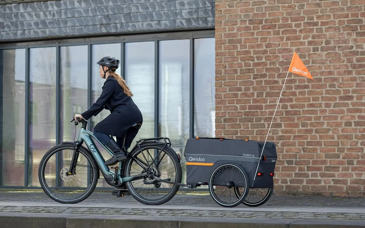 Bild Frau am Rad mit Qeridoo Lastenanhänger