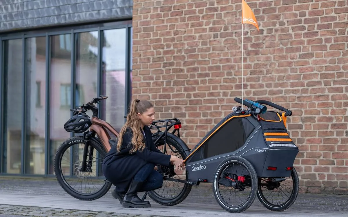 Qeridoo Fahrradanhänger am Rahmen befestigen