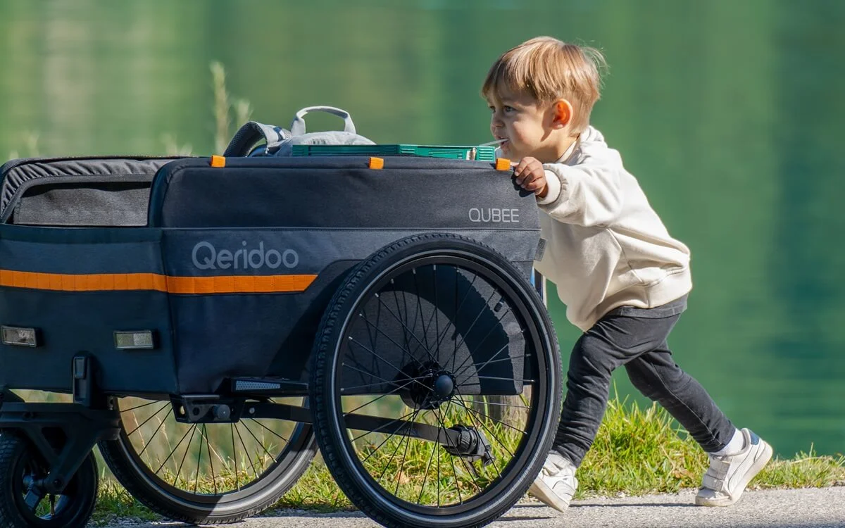 Bild Kind mit Qeridoo Cargo Fahrrafanhänger